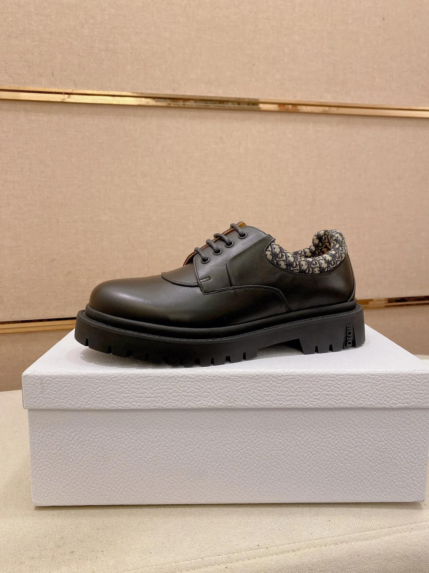 Factory price: 720💰Dior 25 latest men's old-money style leather shoes. They are definitely this year's big hit. They are very good-looking. Simple upper design. Presbyopia embellishment that is highly brand-recognizable. Full of details. The upper foot is grand and the legs are slim. This is just the right thing. Instantly heightens the height. A proper height-increasing tool. The upper is made of imported calfskin. The lining is mixed sheepskin. The original combination rubber outsole. Code number: 39-44. Customized45